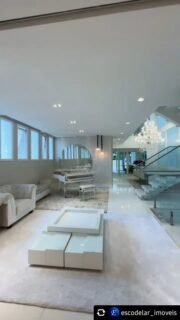 @escodelar_imoveis Casa espetacular de 700 m² em condomínio fechado no Tucuruvi, São Paulo.São 700 m² de área construída | 4 dormitórios (4 suítes) | 6 banheiros | 6 vagas de garagemEsta impressionante casa isolada, localizada em um condomínio fechado no Tucuruvi, Zona Norte de São Paulo, une arquitetura contemporânea e elegância para proporcionar uma experiência de vida única. Com 700 m² de área útil, esta residência foi cuidadosamente projetada para oferecer o máximo em conforto e estilo.A entrada imponente conta com recepção social e um elevador que atende todos os pisos, com entradas laterais para acesso direto ao lazer e salão de festas. O living espaçoso se conecta ao home theater e à área gourmet, que inclui uma piscina com efeito praia e revestimento monolítico, além de acesso direto à sauna subaquática e ao vestiário.Para mais informações sobre o imóvel, acesse nosso site www.escodelar.com.br e pesquise pelo código CA9493 ou entre em contato pelo WhatsApp (11) 94800-2171Valor: R$ 4.500.000,00Os valores podem sofrer alterações sem aviso prévio.Agende sua visita e encante-se com cada detalhe desta residência deslumbrante!#Imóveis #Venda #Casa #SãoPaulo #Tucuruvi #ImóveisSP #CasaAVenda #CorretoresDeImoveis #CorretorDeImoveis